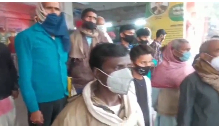बिना मासिक के घूमने वाले 30व्यक्तियों से ₹1500 की वसूली