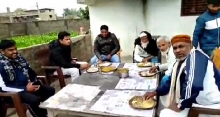 मकर संक्रांति त्योहार को लेकर जनप्रतिनिधियों ने अपने घर पर किया चुरा दही का भोज का आयोजन 