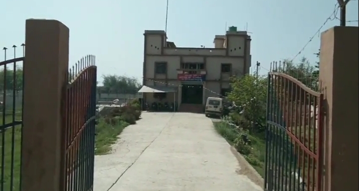 पुलिस छापेमारी में 63 बोतल शराब की बोतल हुई जब पिता पुत्र को किया गिरफ्तार 