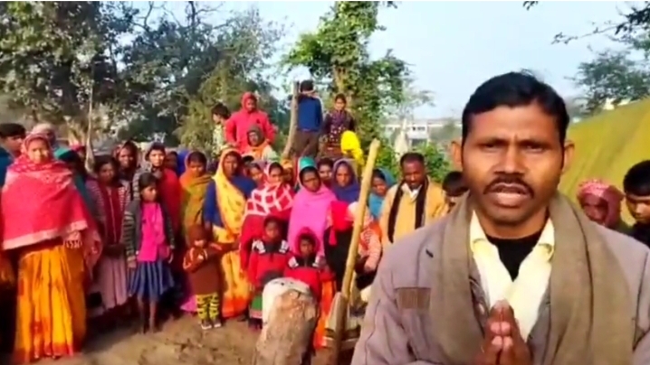 पसराहा एनएच 31 के किनारे बसे ग्रामीणों ने दिया सड़कों पर धरना कहा मुझे जमीन दिया जाए 