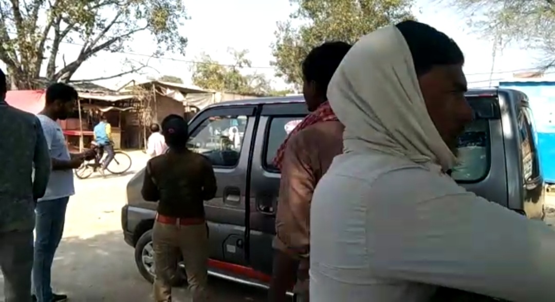 अनियंत्रित जेनर्म बस ने इको कार में मारी जोरदार टक्कर