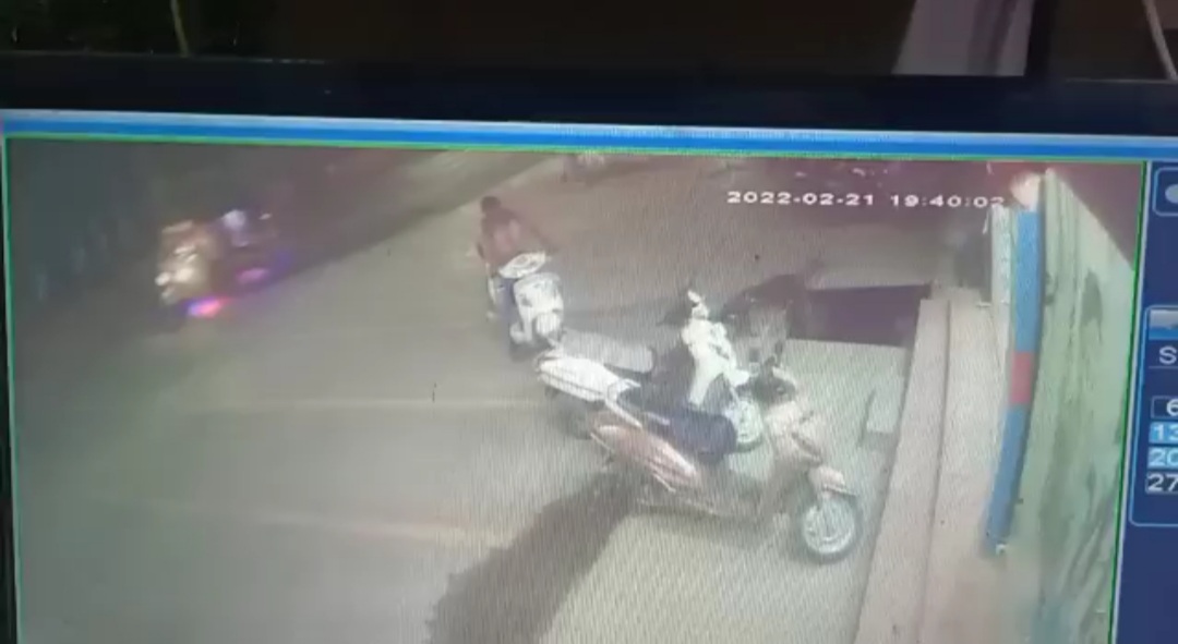 सेल्समैन की स्कूटी को चोरों ने बनाया निशाना घटना सीसीटीवी में कैद
