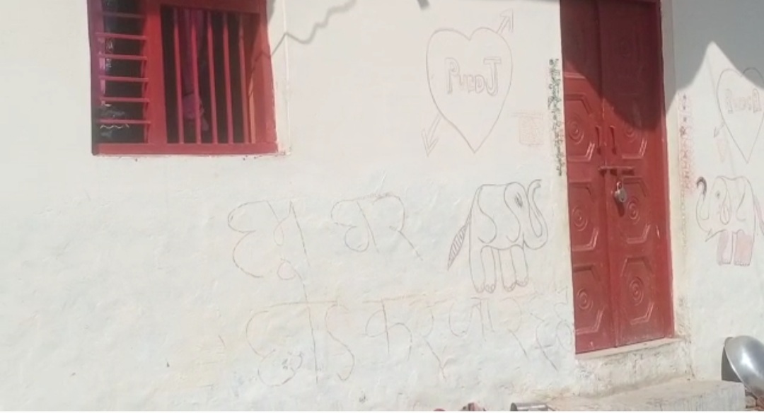 दलित समुदाय के लोगों का कहना है कि हमें चुनावों में नल पर वोट नहीं डालने पर मारा पीटा गया