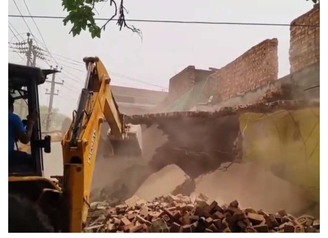 मैसेनी चौरहे के पास आधा दर्जन बल्डोजर् से किया गया जमींदोज,तीन दिन पूर्ब दिया गया था अल्टीमेतम् 