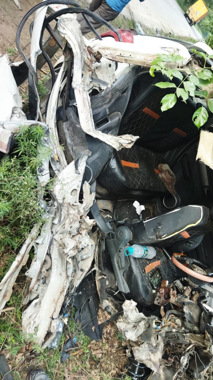 बेकाबू होकर  कार जा टकराई ट्रैक्टर ट्राली से