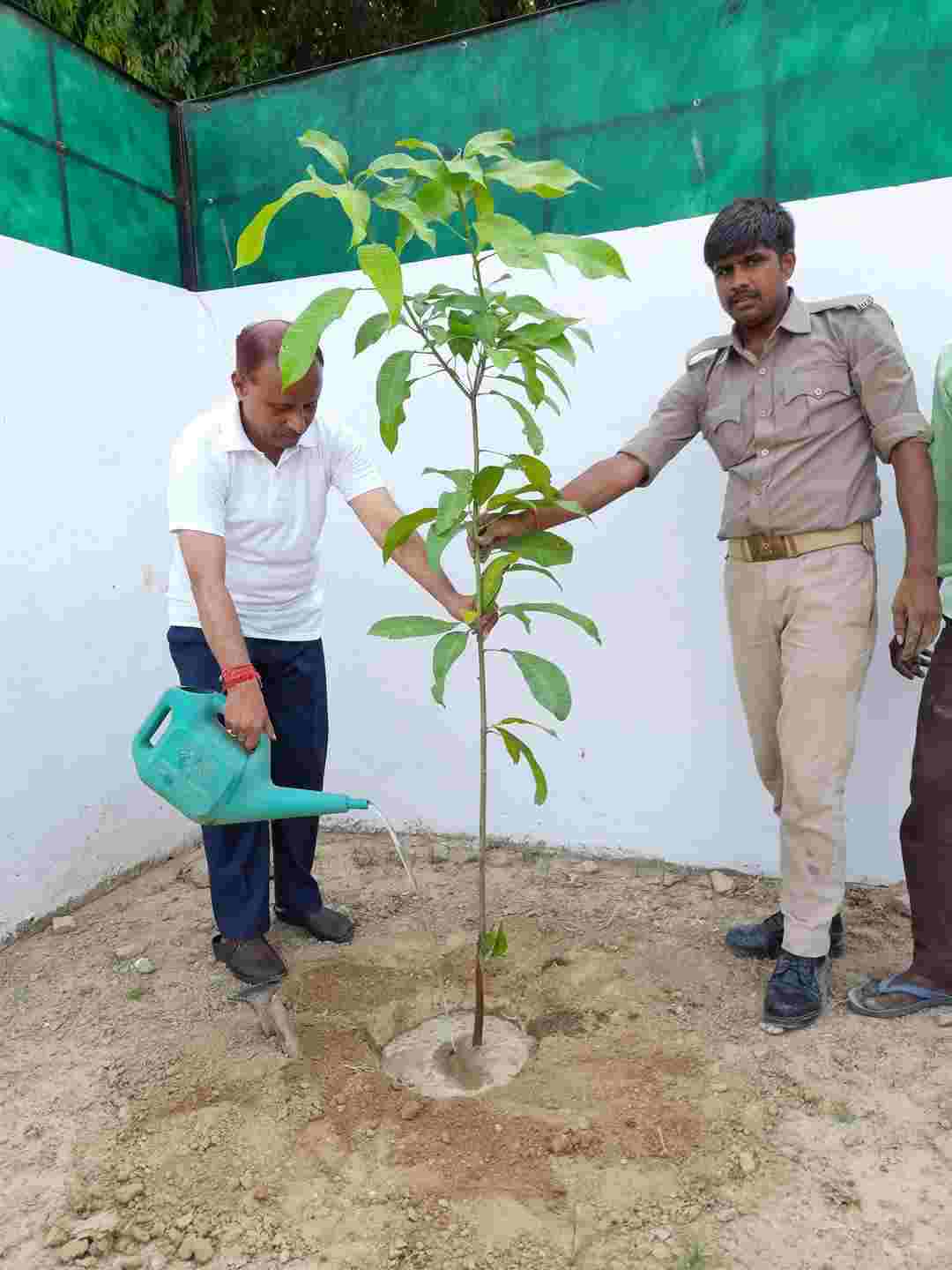 फर्रुखाबाद D M  संजय सिंह  किया पौधारोपण