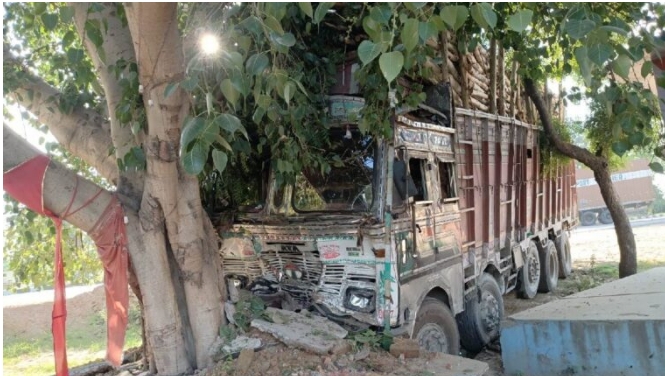 हाइवे पर खड़े ट्रक मे टक्‍कर के बाद दूसरे ट्रक चालक की हो गई मौत