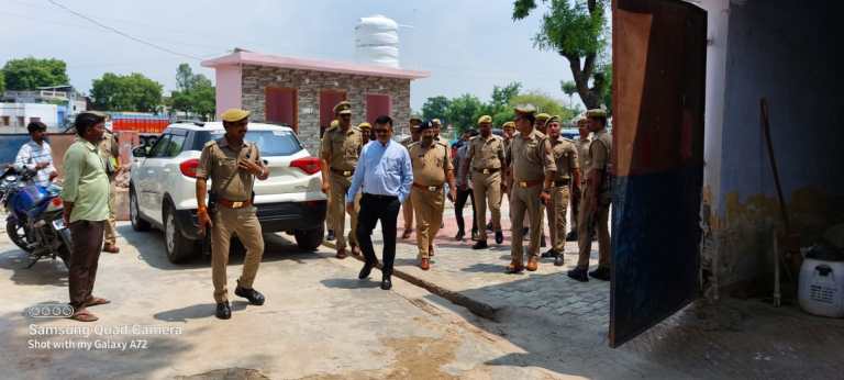 कांंवड़ यात्रा के लिए घाघराघाट पर स्थापित शिविर का डीएम व एसएसपी ने किया निरीक्षण।