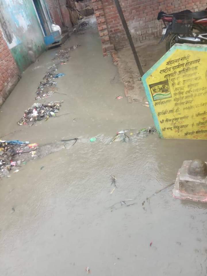 ग्राम सोनवार में तालाब से अवैध कब्जा ना हटने व जलनिकासी बाधित होने से भारी जलभराव।