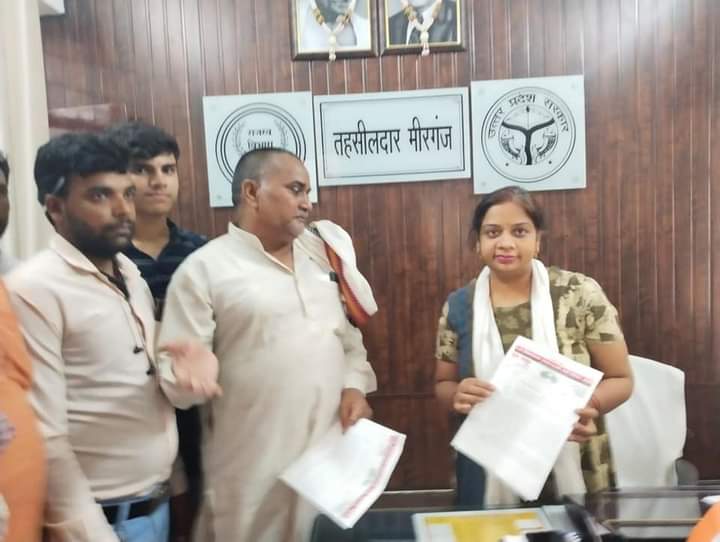 समाजवादी कार्यकर्ताओं ने दिया तहसीलदार को दिया ज्ञापन