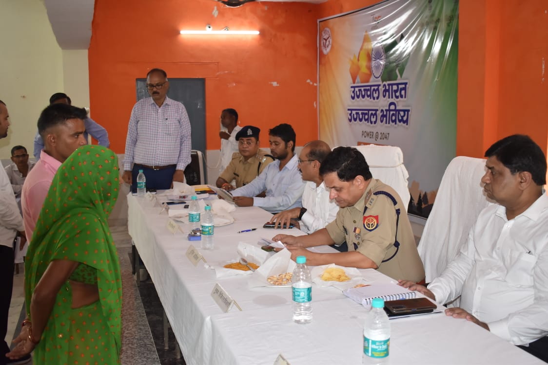 जिलाधिकारी ने सम्पूर्ण समाधान दिवस के अवसर पर सुनी जनशिकायते*