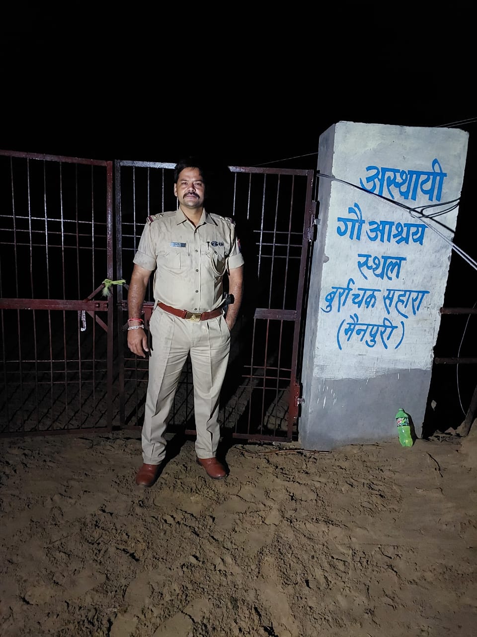 थाना अध्यक्ष ने देर रात्रि में गौशालाओं का किया निरीक्षण