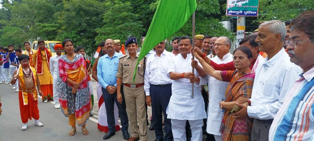 मंत्री जयवीर सिंह ने अमन इंटरनेशनल विद्यालय द्वारा आयोजित हर घर तिरंगा‘‘ कायर्क्रम की रैली को हरी झंडी दिखा रवाना किया*