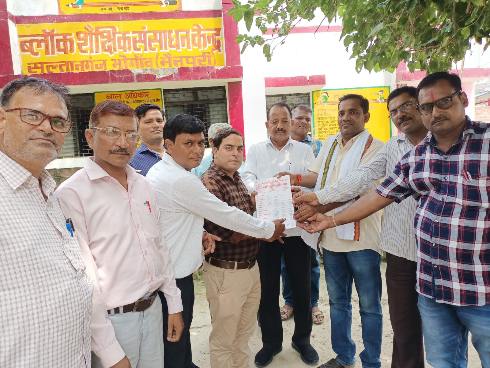 उत्तर प्रदेशीय प्राथमिक संघ ने खण्ड़ शिक्षाधिकारी को दिया ज्ञापन