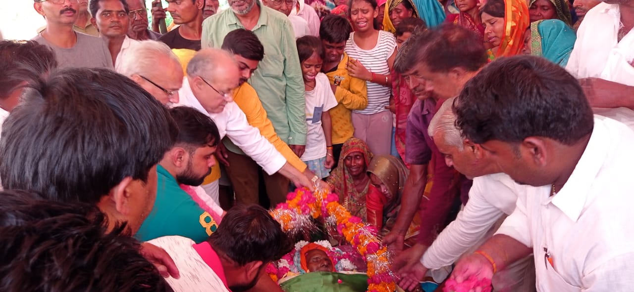 *पूर्व प्रवक्ता के.डी.वर्मा के निधन पर विधायक ने बीजेपी का झण्डा उढ़ाकर अंतिम विदाई दी-