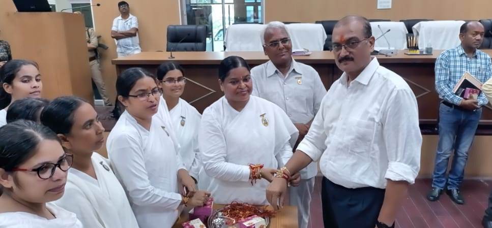 ईश्वरीय परिवार के भाई-बहनों द्वारा कलेक्ट्रेट सभागार में मनाया गया राखी का पर्व*