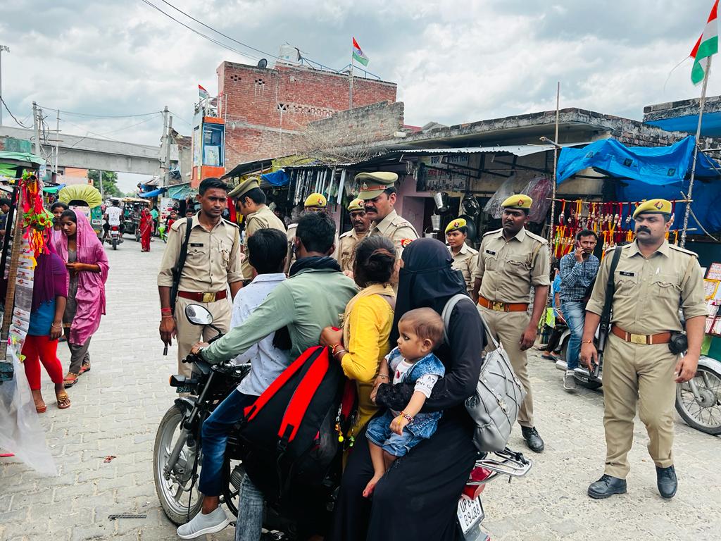 एक बाइक पर 5 यात्रियों को देखकर पहले मुस्कुराई पुलिस । फिर रोक कर दी हिदायत।