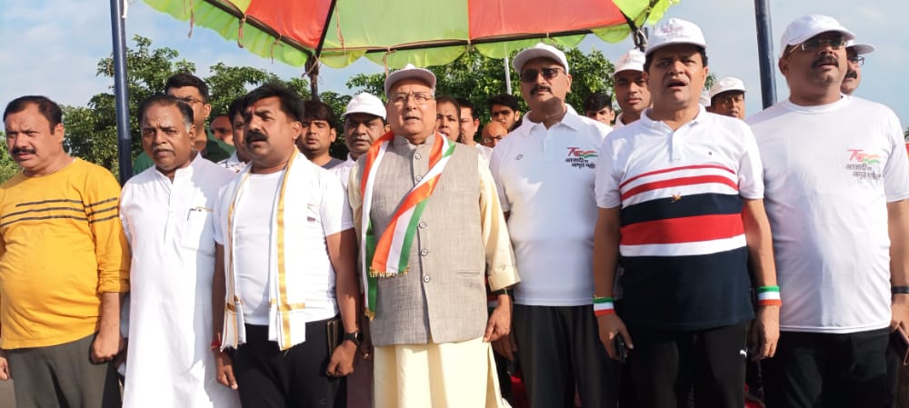 विधायक भोगांव राम नरेश अग्निहोत्री ने हाॅफ मैराथन को हरी झंडी दिखाकर रवाना किया*