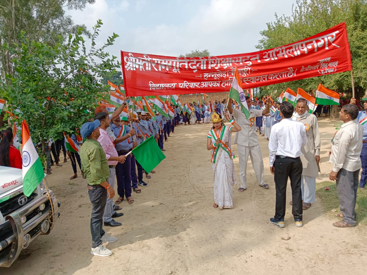 हन्नूखेड़ा में छात्र , छात्राओं ने तिरंगा यात्रा निकालकर ग्रामींणों को किया जागरूक ।