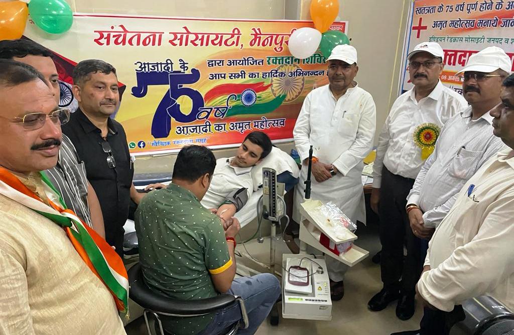 मंत्री जयवीर सिंह ने रक्तदान करने वाले व्यक्तियों को प्रशस्ति पत्र, प्रतीक चिन्ह वितरित किया*