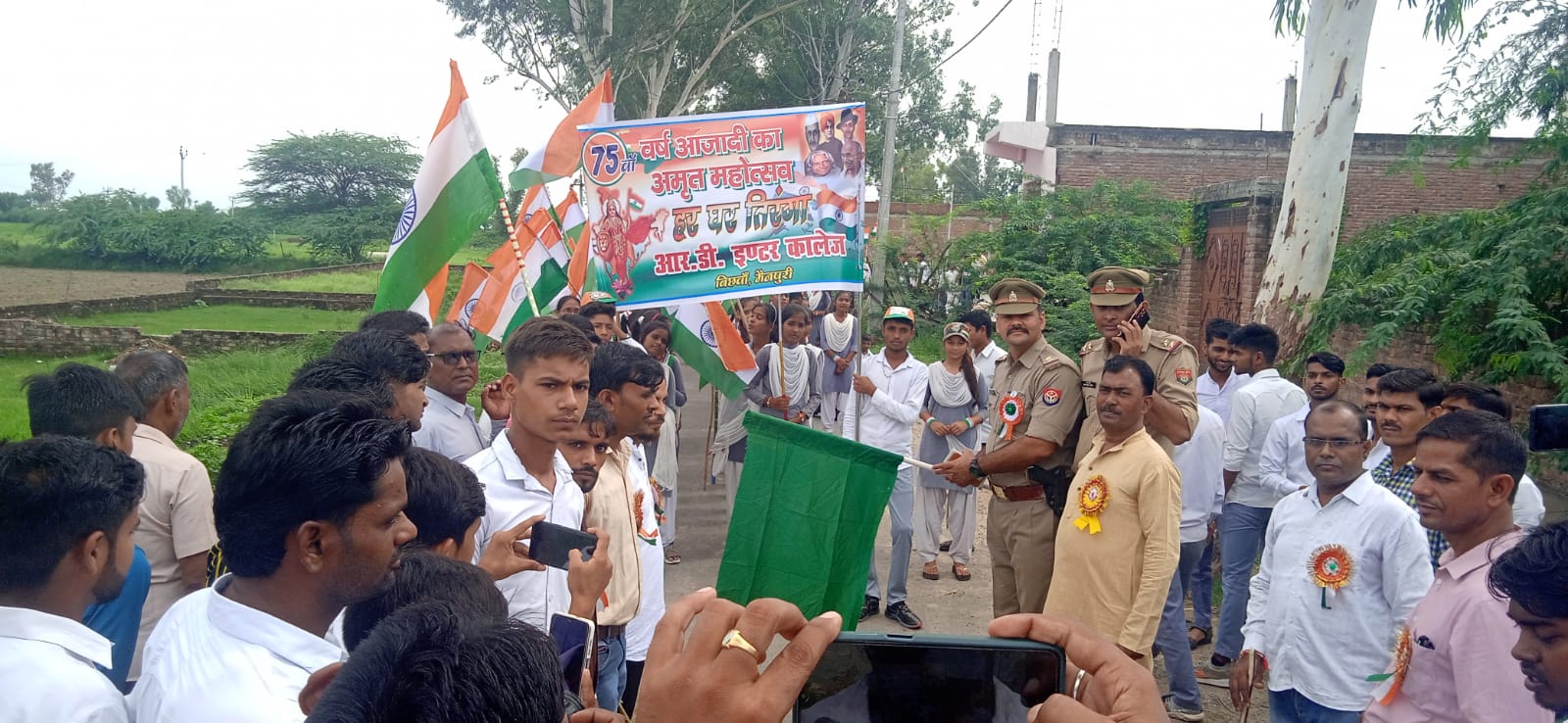 ग्रामीण क्षेत्र में जगह-जगह कराया गया ध्वजारोहण। निकाली गई रैली