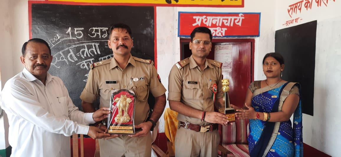 विद्यालय के प्रधानाचार्य एवं एसएमसी अध्यक्ष ने थाना प्रभारी एवं चौकी प्रभारी को प्रतीक चिन्ह देकर किया सम्मानित