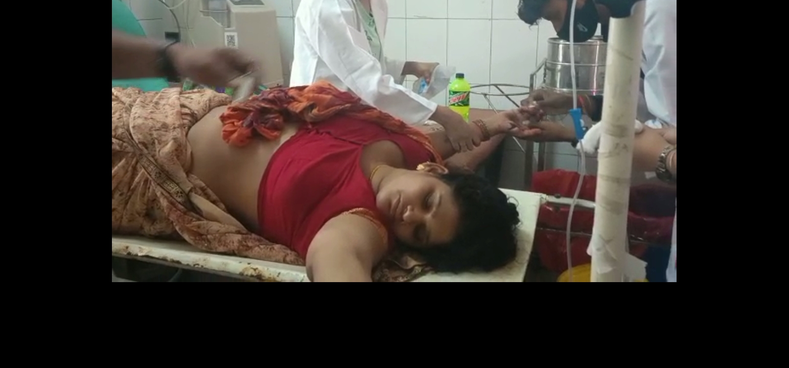 महिला को अज्ञात हमलावरों ने मारी गोली आनन फानन में जिला अस्पताल में भर्ती ।