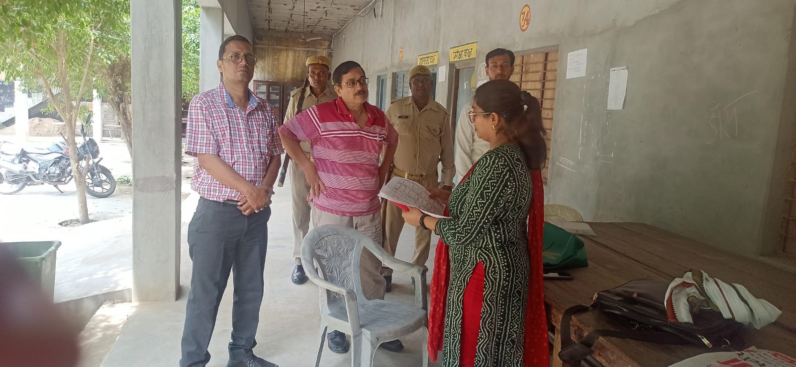 उपजिलाधिकारी भोगांव कुलदीप सिंह ने नेशनल इंटर कॉलेज भोगांव में स्थित बूथ  का किया निरीक्षण