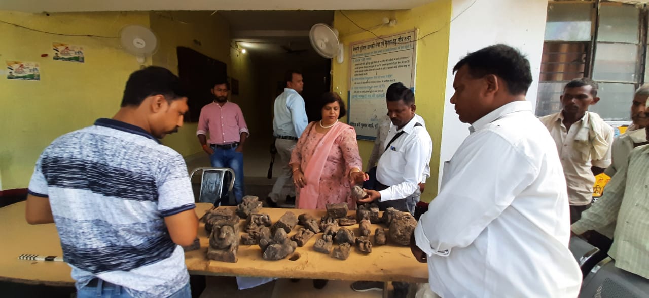 आगरा से आई पुरातत्व विभाग की टीम ने करीमगंज टीले का किया निरीक्षण।