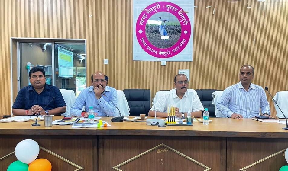 प्राथमिक, उच्च प्राथमिक विद्यालय में कोई भी बच्चा झाड़ू न लगाए:-- जिलाधिकारी