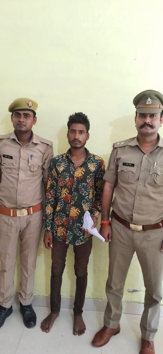 शराब के ठेके में ताले तोड़कर चोरी करने वाला चोर तमंचे सहित पुलिस ने किया गिरफ्तार।