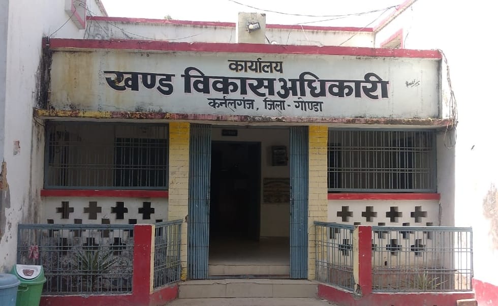 हैंडपंप खराब होने से स्वच्छ जलापूर्ति बाधित,लोग बेहाल।