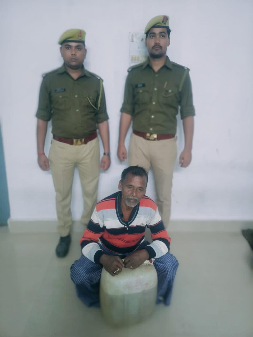 20 लीटर अवैध कच्ची शराब के साथ एक गिरफ्तार