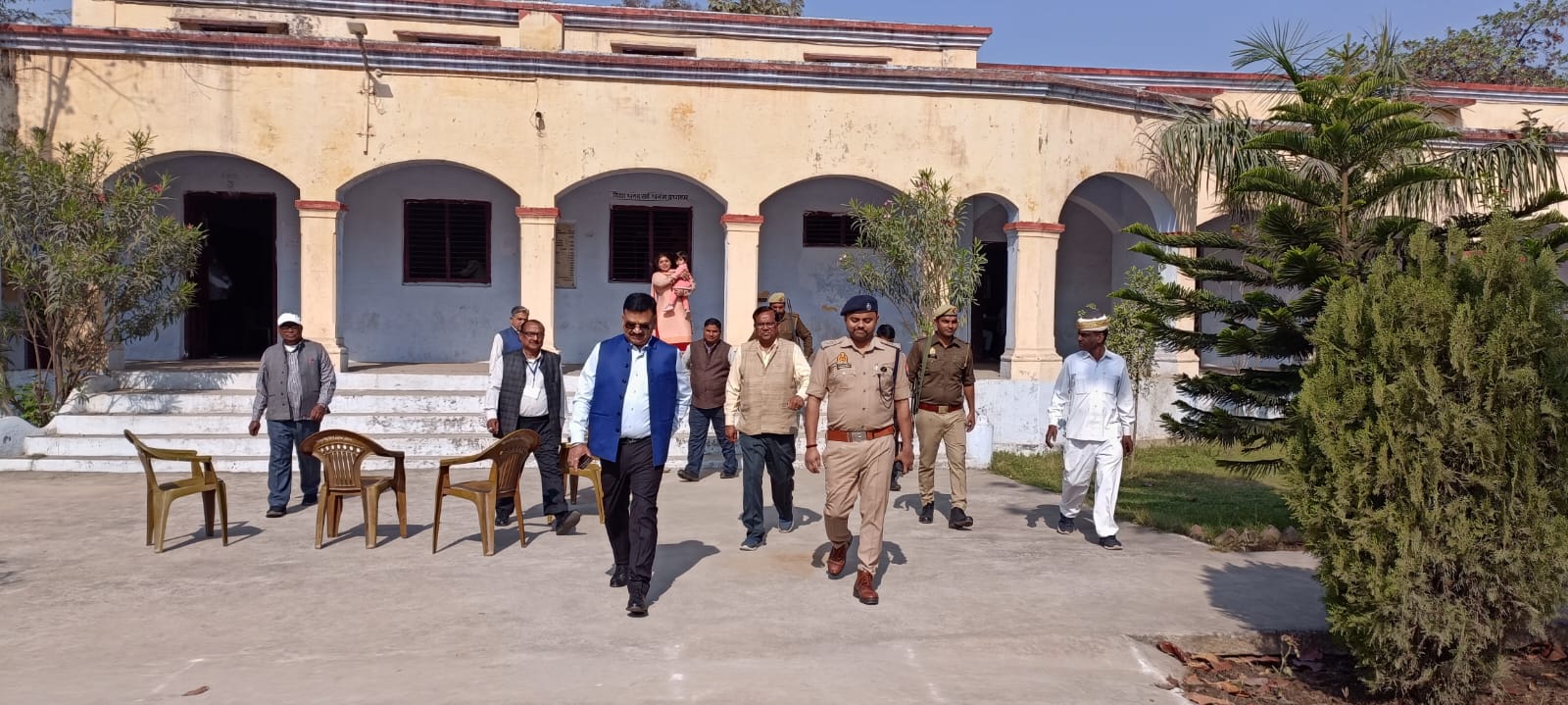 डीएम व एसपी ने नगर क्षेत्र के 03 परीक्षा केन्द्रों का किया भ्रमण।