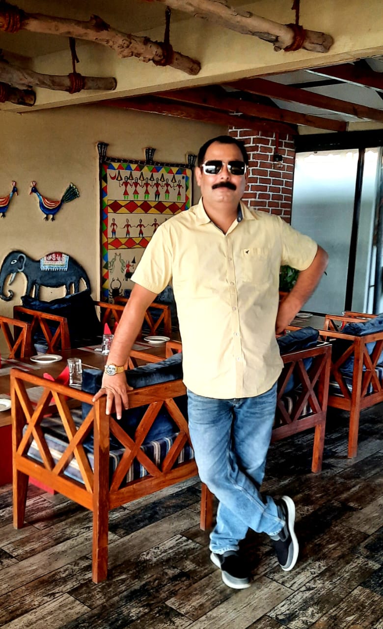 वफ़ा की राहों में चोट खाकर, मैं खुद ही गिरकर सभंल रहा हूँ 