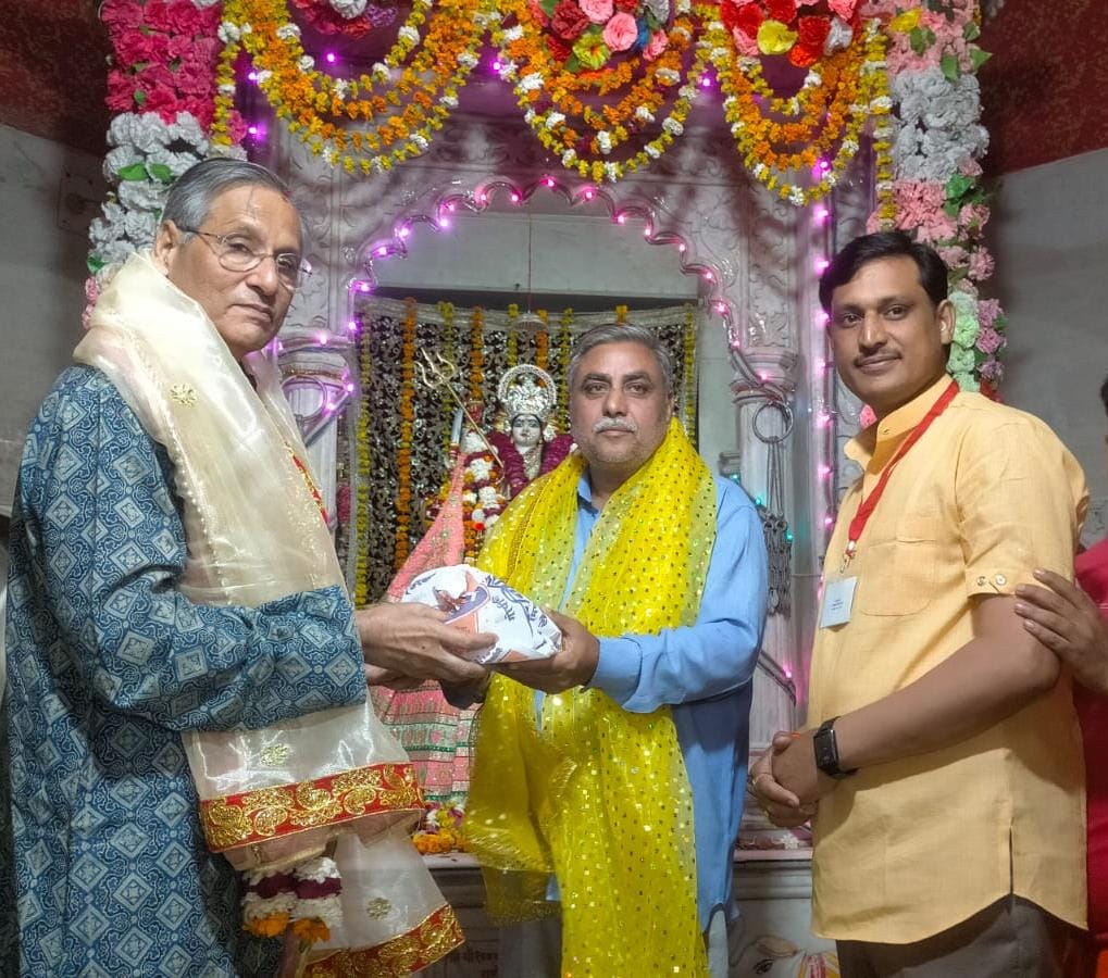 मां मनकामेश्वरी देवी मंदिर पर आयोजित हुआ विराट कवि सम्मेलन। उ० प्र० बृजतीर्थ विकास परिषद के उपाध्यक्ष श्री शैलजाकांत मिश्र ने किया शुभारंभ