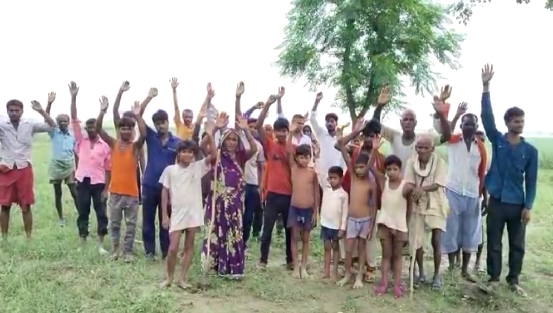सिंचाई विभाग कि लापरवाही से सैकड़ो किसान परेशान वर्षों से हजारों बीघा फसल सरयू नहर के पानी में डूब कर हो रही बर्बाद,,