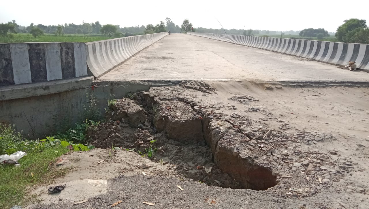 अधिकारी मौन राहगीर परेशान: पुल के दोनों किनारे हुए बडे गड्ढे। दे रहे हादसे को न्योता.