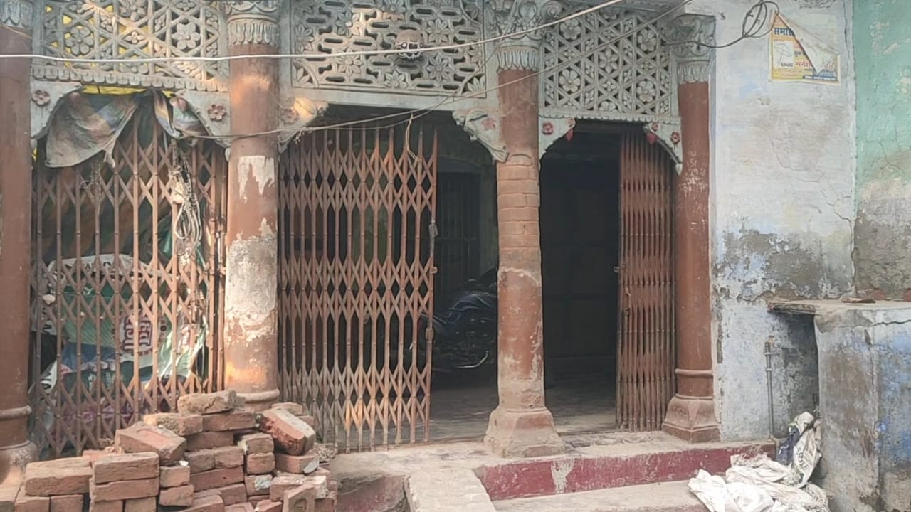 एक घर की खुदाई में मिले भारी मात्रा में चांदी के आभूषण व कीमती सोने के सिक्कें,,,,