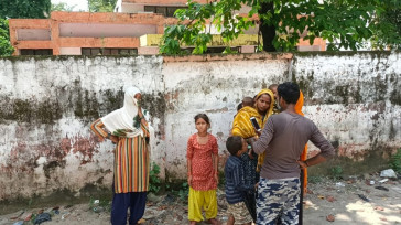 आशनाई के शक में पत्नी की धारदार हथियार से गला रेत कर हत्या। सुबह थाने पहुंच कर दी जानकारी, पुलिस ने हिरासत में लिया।