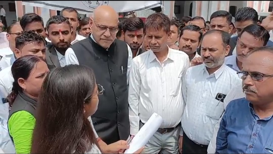 हापुड़ की घटना को लेकर अधिवक्ताओं फूटा गुस्सा। पुलिस के ख़िलाफ़ जमकर लगाएं मुर्दाबाद के नारे,,,