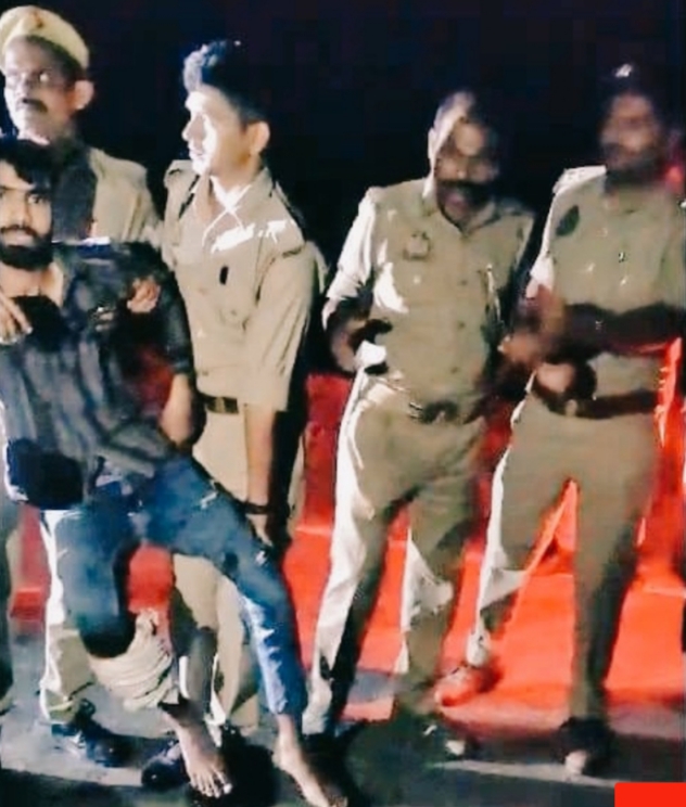 दिन दहाड़े चाकू मार कर हत्या करने के आरोपी ने पुलिस पर झोंका फायर मुठभेड़ में गिरफ्तार,,