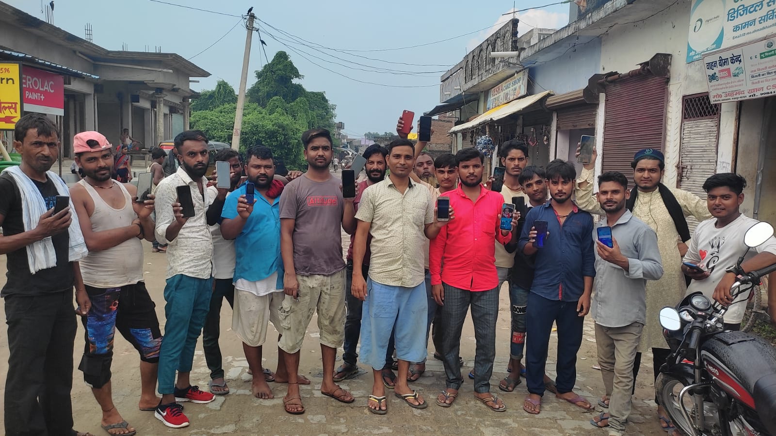 मोबाइल कम्पनियों की नेटवर्क सेवाएं ध्वस्त।