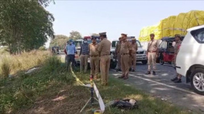 बहराइच के पयागपुर में महिला की हत्या कर शव सड़क किनारे झाड़ियों में फेंका।