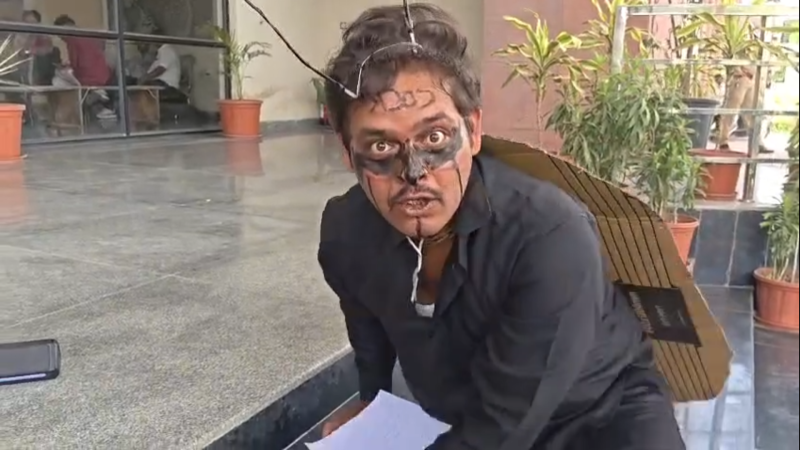नगर निगम पहुंचा मानव कॉकरोच यमुना प्रदूषण के खिलाफ अनोखा प्रदर्शन