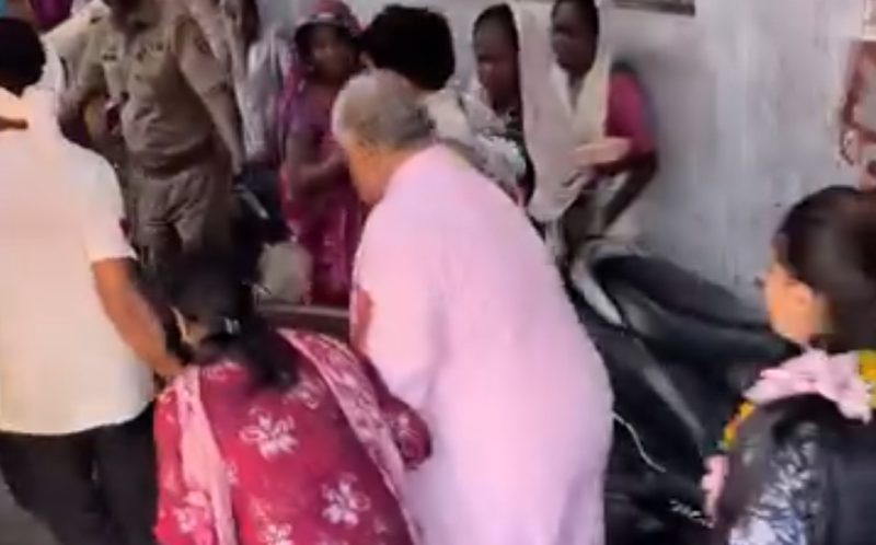 वृंदावन: बांके बिहारी मंदिर क्षेत्र में बड़ा हादसा, छज्जा गिरने से कई श्रद्धालु घायल