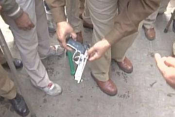 कासगंज हिंसा तलाशी अभियान मे  पिस्टल और देशी बम बरामद 