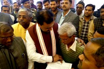 LLB छात्र के परिजनों से मिले डिप्टी सीएम, सौंपा 24 लाख का चेक