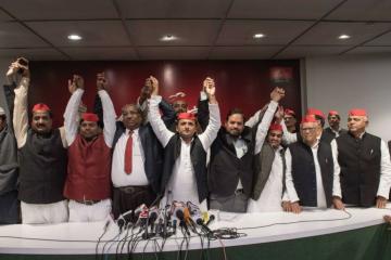 सपा प्रत्याशी प्रवीण कुमार निषाद ने नामांकन दाखिल किया