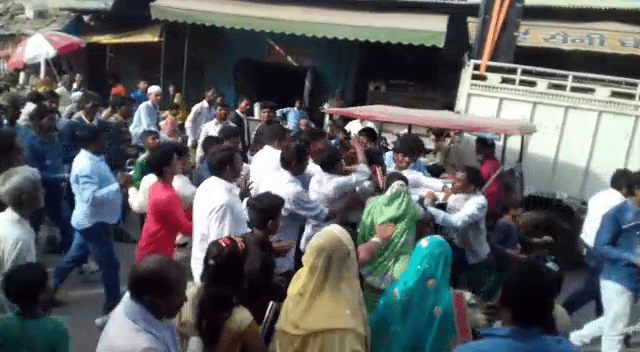 कस्बे में आई बारात की जमकर धुनाई